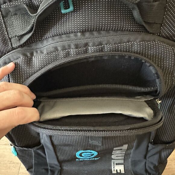 Thule Crossover 32L Backpack - 15inch MacBook Pro / 15.6inch PC/Tablet - 19”x15” - Picture 9 of 16